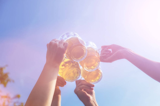 Друзья, наслаждающиеся пивом на открытом воздухе
 - Фото, изображение