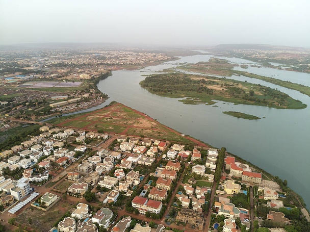 Bamako é a capital e maior cidade do Mali, com uma população de 1,8 milhões de habitantes. Em 2006, foi estimada a ser a cidade de maior crescimento na África e a sexta mais rápida do mundo. Ele está localizado no rio Níger, perto das corredeiras que dividem o upp
 - Foto, Imagem