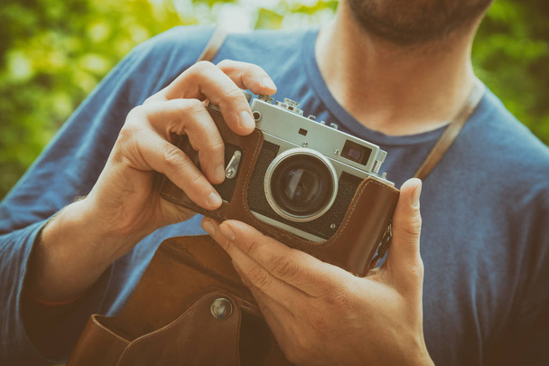 Man holding a retro camera - Foto, afbeelding