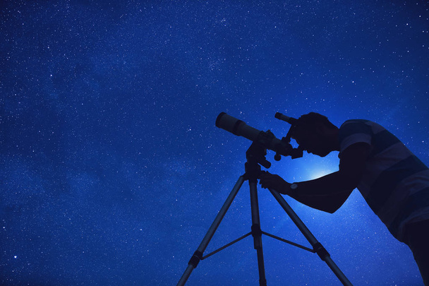 Молодий чоловік використовує телескоп вночі
 - Фото, зображення