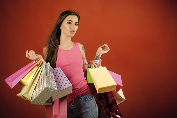 sell-out. Shopping woman with paper bags - Foto, imagen
