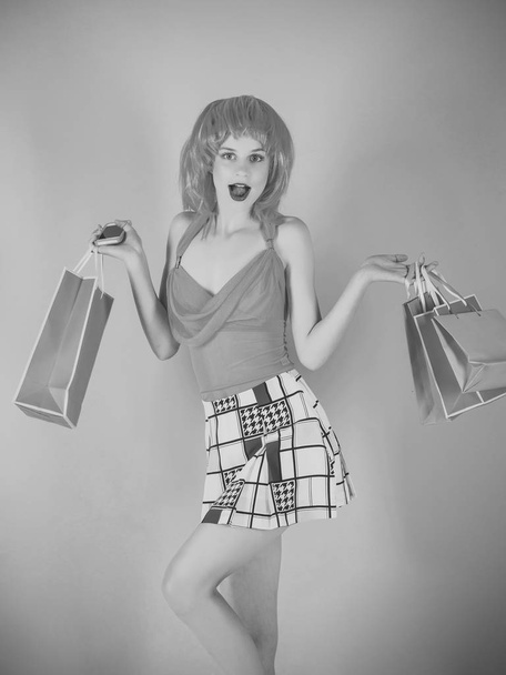 Vendido-hacia fuera. Mujer con bolsas de compras
 - Foto, imagen