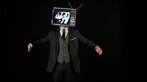 Sr. Cabeça de TV. homem legal em um terno dançando com uma televisão como cabeça. a tv é tem vídeo estático e ruído jogando nele - Filmagem, Vídeo