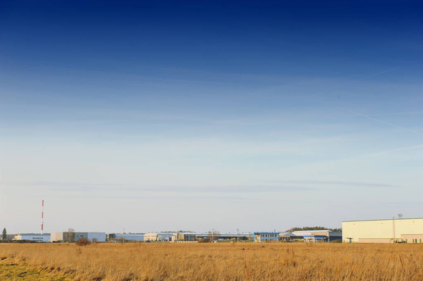 Nowoczesny budynek przemysłowy nad błękitnym niebem - Zdjęcie, obraz
