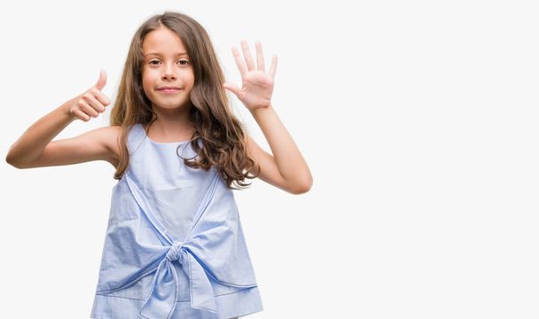 Брюнетка латиноамериканського дівчина показ і вказуючи з пальцями номер шість а посміхаючись впевненими і щасливими. - Фото, зображення