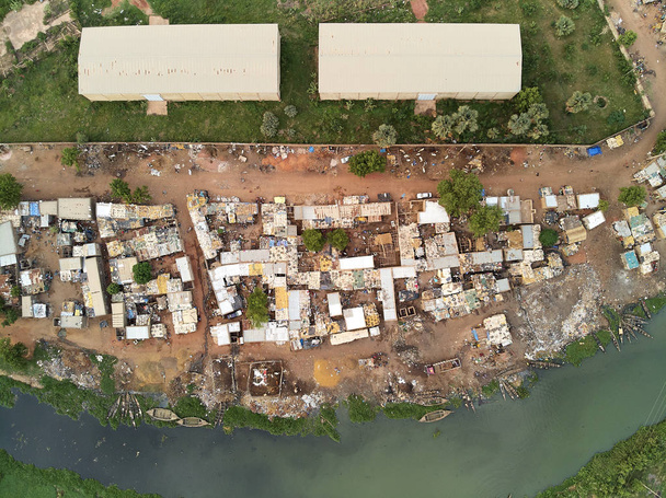 Μπαμάκο: είναι η πρωτεύουσα και μεγαλύτερη πόλη του Μάλι, με πληθυσμό 1,8 εκατομμυρίων. Το 2006, ήταν εκτιμάται ότι θα είναι η ταχύτερα αναπτυσσόμενη πόλη της Αφρικής και έκτο-ταχύτερα στον κόσμο. Βρίσκεται στις όχθες του ποταμού Νίγηρα, κοντά τα ορμητικά σημεία ποταμού που χωρίζουν το upp - Φωτογραφία, εικόνα