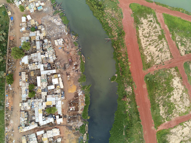 Bamako ist mit 1,8 Millionen Einwohnern die Hauptstadt und größte Stadt Malis. 2006 wurde sie als die am schnellsten wachsende Stadt Afrikas und als die sechstschnellste der Welt eingeschätzt. es befindet sich auf dem Nigerfluss, in der Nähe der Stromschnellen, die die upp teilen - Foto, Bild