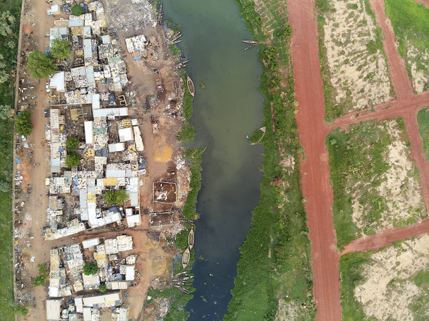 Bamako is de hoofdstad en grootste stad van Mali, met een bevolking van 1,8 miljoen. In 2006 was het de snelst groeiende stad in Afrika naar schatting en zesde snelste in de wereld. Het is gelegen aan de rivier de Niger, in de buurt van de stroomversnellingen die de upp verdelen - Foto, afbeelding