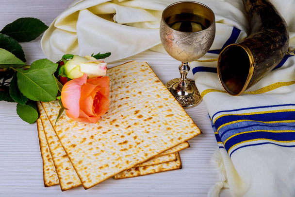 concepto de celebración Pesah pan Matzá judía con vino. Concepto de vacaciones de Pascua
 - Foto, Imagen