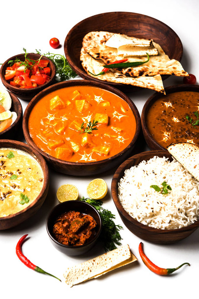 Öğle veya akşam yemeği, pilav, mercimek, paneer, dal makhani, naan, Hint turşusu, çeşitli Hint Gıda moody arka plan üzerinde baharatlar. seçici odak - Fotoğraf, Görsel