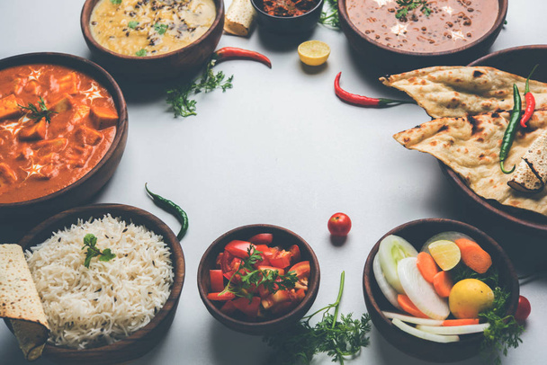 Ανάμικτες Ινδικό φαγητό για μεσημεριανό γεύμα ή δείπνο, ρύζι, φακές, paneer, dal makhani, naan, chutney, μπαχαρικά κυκλοθυμική φόντο. επιλεκτική εστίαση - Φωτογραφία, εικόνα