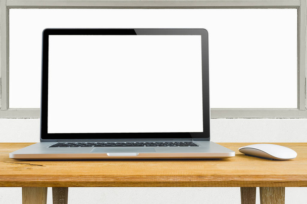 Espaço de trabalho conceitual, laptop com tela em branco na tabela
. - Foto, Imagem