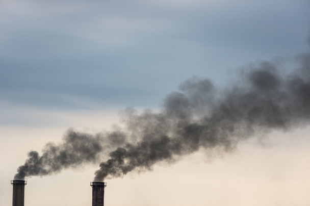 Загрязнение воздуха черным дымом из труб и промышленных отходов. - Фото, изображение