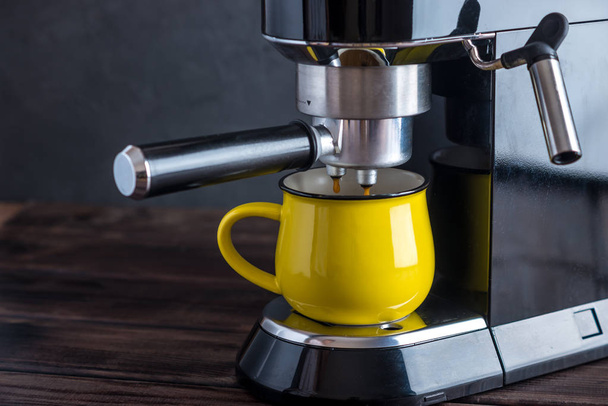 Preparación de expreso. El café se vierte de la máquina de café en la taza. Cervecería profesional de café en casa
 - Foto, Imagen