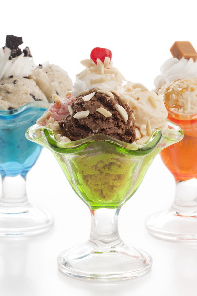Um gelado em uma xícara com coberturas
 - Foto, Imagem