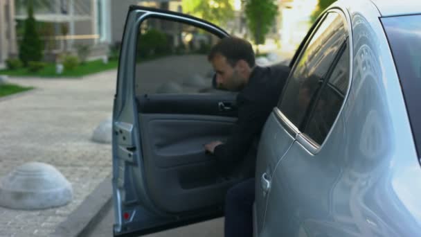 Saygı değer iş adamı, şoför hizmeti için arabanın kapısını açarak kişisel sürücü - Video, Çekim