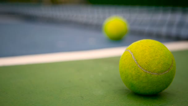 Zbliżenie sprzętu do tenisa na korcie. Sport, Rekreacja koncepcja. - Materiał filmowy, wideo