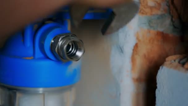 Arbeiter schrauben die Mutter mit einem Schraubenschlüssel - Filmmaterial, Video