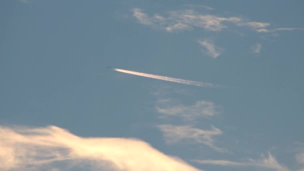 Flugzeug überquert den Bildschirm mit ein paar schön aussehenden Wolken - Filmmaterial, Video