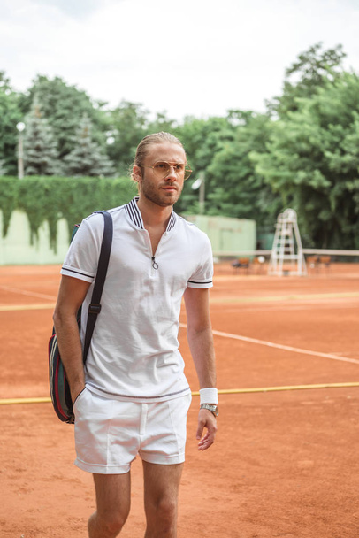 guapo tenista después de entrenar en pista de tenis
  - Foto, Imagen