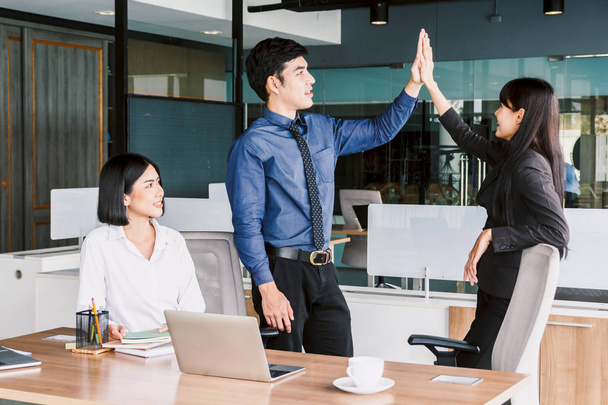 Équipe d'affaires réussie faisant un geste de cinq fois au bureau
 - Photo, image