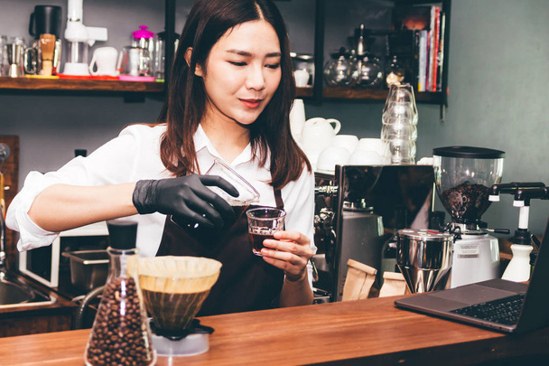 Barista sosteniendo café en la cafetería
 - Foto, imagen