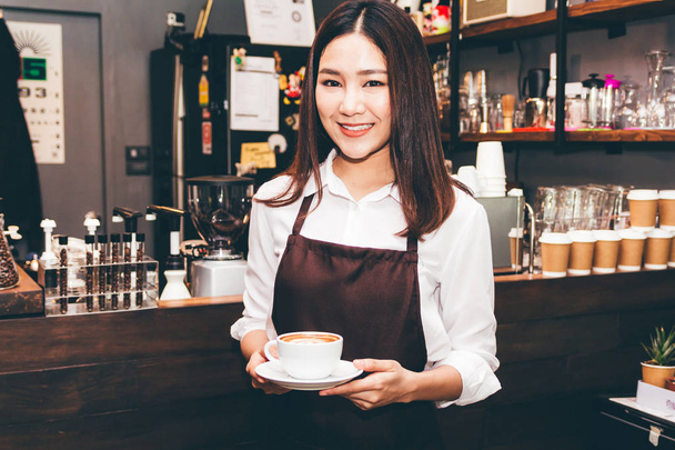 Barista drží kávu v kavárně - Fotografie, Obrázek