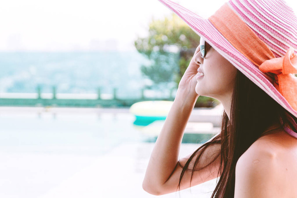 Yüzme havuzunda yaz tatile rahatlatıcı resort spa adlı oturan kadın - Fotoğraf, Görsel