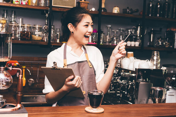 Mulheres barista lista ordem de um cliente no café
 - Foto, Imagem