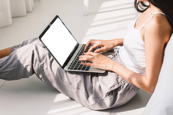 Žena používající digitální laptop počítač v ložnici - Fotografie, Obrázek