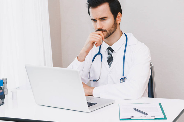 Lekarz i stetoskop pracę z laptopem w hospital.healthcare i medycyny - Zdjęcie, obraz