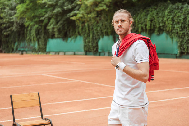handsome old fashioned tennis player on court - Fotoğraf, Görsel