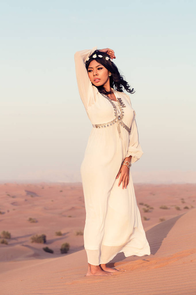 Tourist woman in Arabian Desert - Zdjęcie, obraz