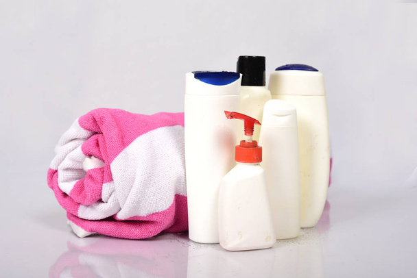Botellas de plástico para el cuidado corporal y productos de belleza sobre fondo blanco
 - Foto, imagen
