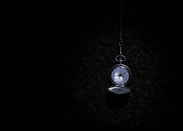 Relógio de bolso com corrente com fundo preto
. - Foto, Imagem