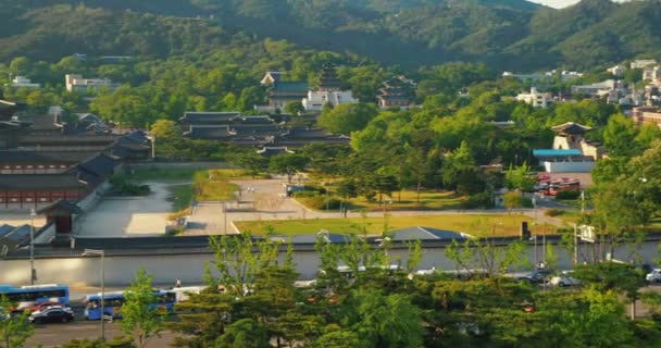 Прекрасний вид на захід сонця над палацом Кьубоккун, Сеул, Південна Корея, - Кадри, відео