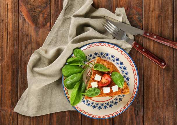 Piece of tasty pie with spinach on plate - Foto, Imagen