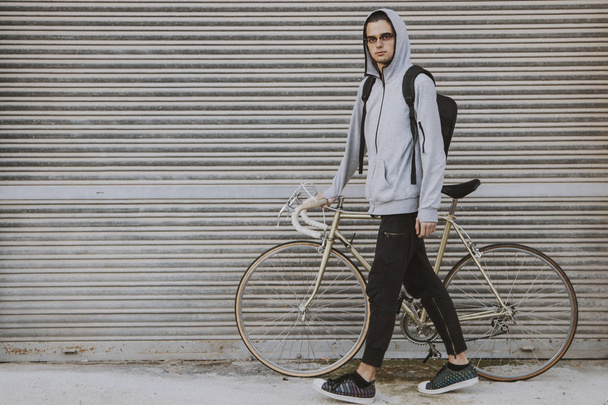 fiatal vágású vintage kerékpár, utcai fal - Fotó, kép