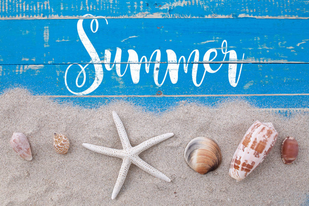 白い砂の星の魚と青い木製の背景に夏のテキストがシェル - 写真・画像