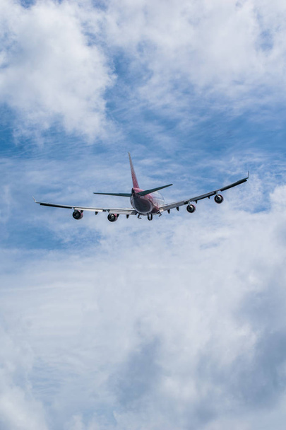 Utasszállító repülőgép repül felé a kék ég - Fotó, kép