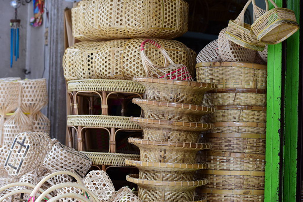Rieten mand van de marketrattan. Rotan of bamboe handwerk met de hand gemaakt uit natuurlijke stro mandje. Rieten mand is handgemaakt Thais. het is geweven bamboe patroon voor de achtergrond en ontwerp. Traditionele Thaise geweven stro textuur - Foto, afbeelding