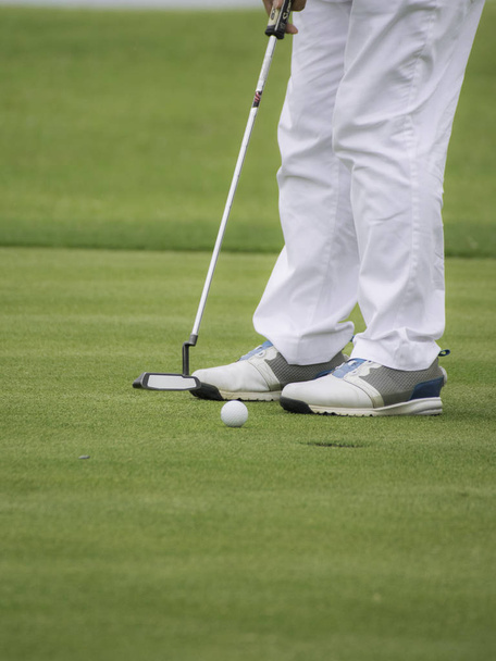  Χαμηλή γωνία άποψη του παίκτη του γκολφ για putting green - Φωτογραφία, εικόνα