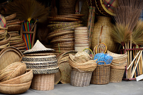 Wiklinowy koszyk marketrattan. Ratan lub bambus rękodzieła ręcznie wykonane z naturalnych koszyku słomy. Wiklinowy Kosz jest tajski ręcznie. jest tkana bambus tekstura tło i wzornictwem. Tradycyjny tajski tkane słomy tekstury - Zdjęcie, obraz