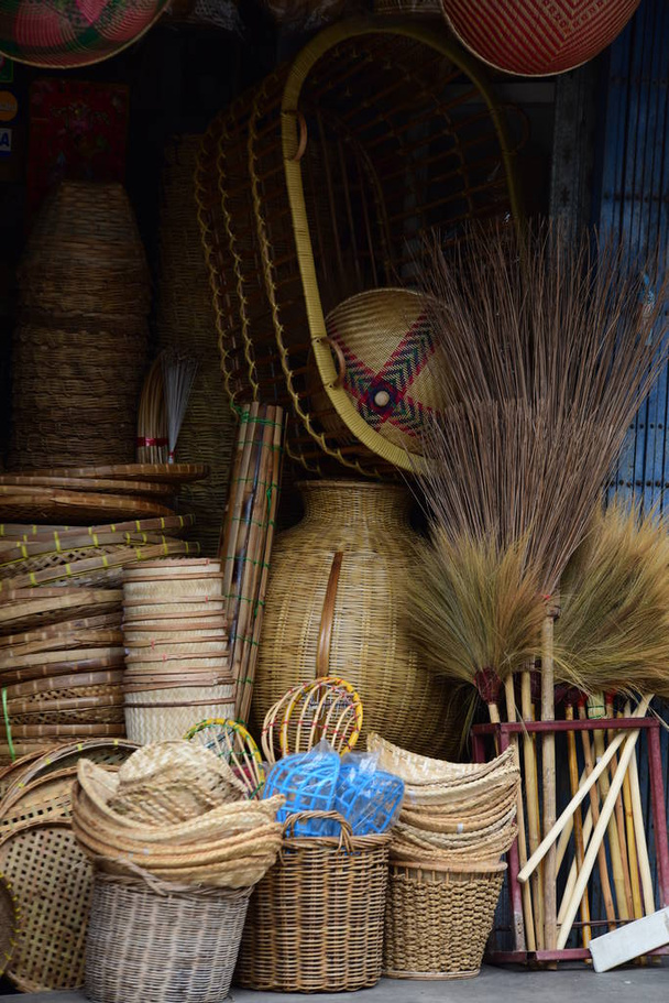 Wiklinowy koszyk marketrattan. Ratan lub bambus rękodzieła ręcznie wykonane z naturalnych koszyku słomy. Wiklinowy Kosz jest tajski ręcznie. jest tkana bambus tekstura tło i wzornictwem. Tradycyjny tajski tkane słomy tekstury - Zdjęcie, obraz