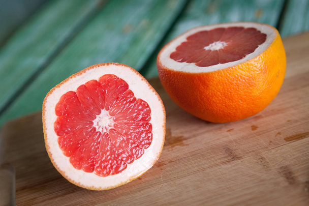 Sliced grapefruit on cutting board - Zdjęcie, obraz