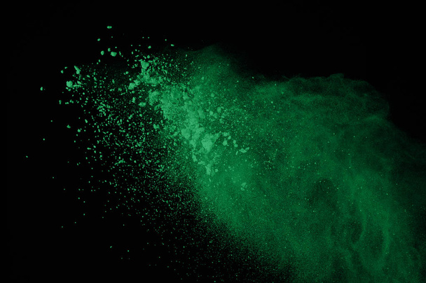 Vihreän ruudin räjähdys mustalla pohjalla. Vihreä pölyräjähdys tummalla pohjalla. Maalipihkaa. Pysäytä vihreän pilven liike
 - Valokuva, kuva