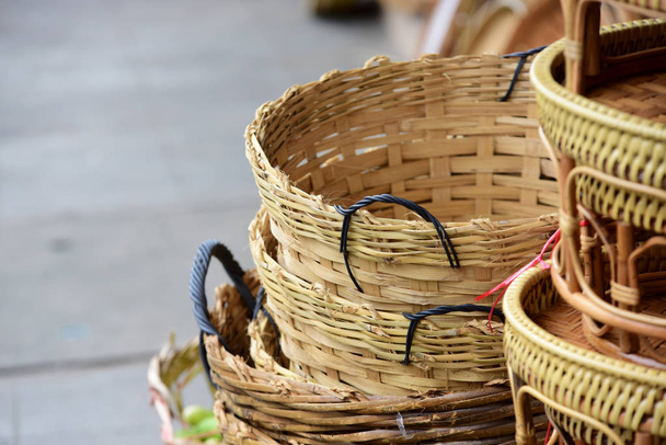 Wicker marketRattan cesta. Rattan ou artesanato de bambu feito a partir de cesta de palha natural.Cesta de vime é tailandês artesanal. é tecido de textura de bambu para fundo e design.Traditional tailandês tecido palha textura
 - Foto, Imagem