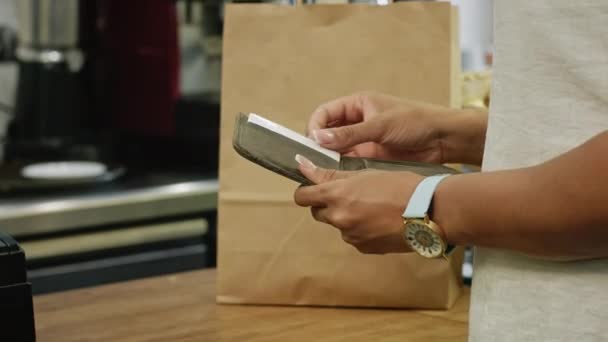Nahaufnahme einer Frau, die ihre Kreditkarte der Verkäuferin gibt, die für ihren Einkauf bezahlt Lifestyle Banking Money Service Konsumerismus Einkaufen Wohlstandskonzept - Filmmaterial, Video
