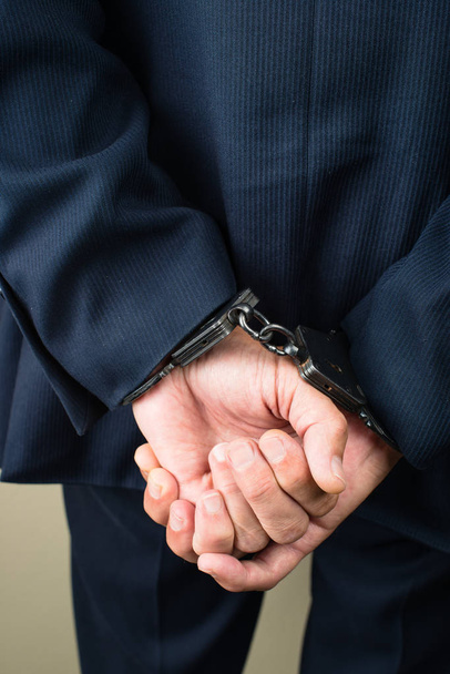 арестованный бизнесмен в наручниках. Бизнесмен-взятка или бри
 - Фото, изображение