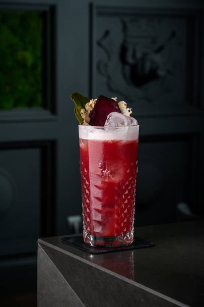 Punainen cocktail vaahdolla, sokerijuurikkaalla ja mintulla kylmässä lasissa baarissa mustalla taustalla. pisarat, kaste ja jää, punajuurikas
 - Valokuva, kuva